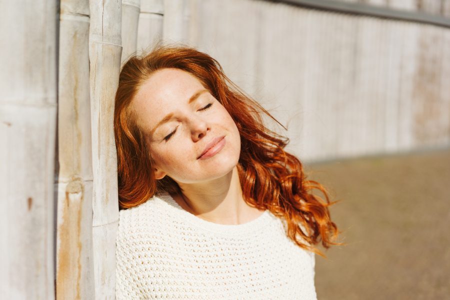Mujer tomando el sol para obtener vitamina D
