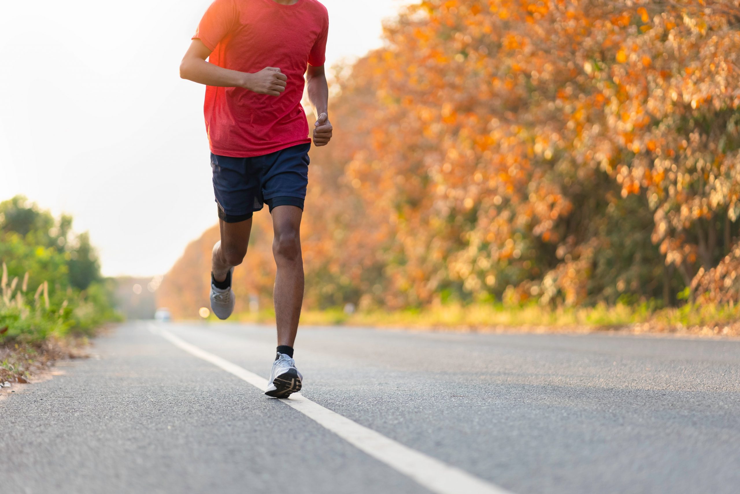 Hombre corriendo por una carretera